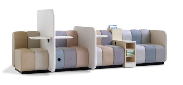 Affect Acoustic bob job blå station modulaarinen sohva, jossa on hyllyjä ja tilanjakajia.
